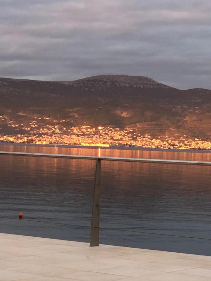 Villa Unique Sur La Plage Pour Des Vacances Inoubliables En Famille Ou Entre Amis Pour 10 Personnes Слатине Экстерьер фото