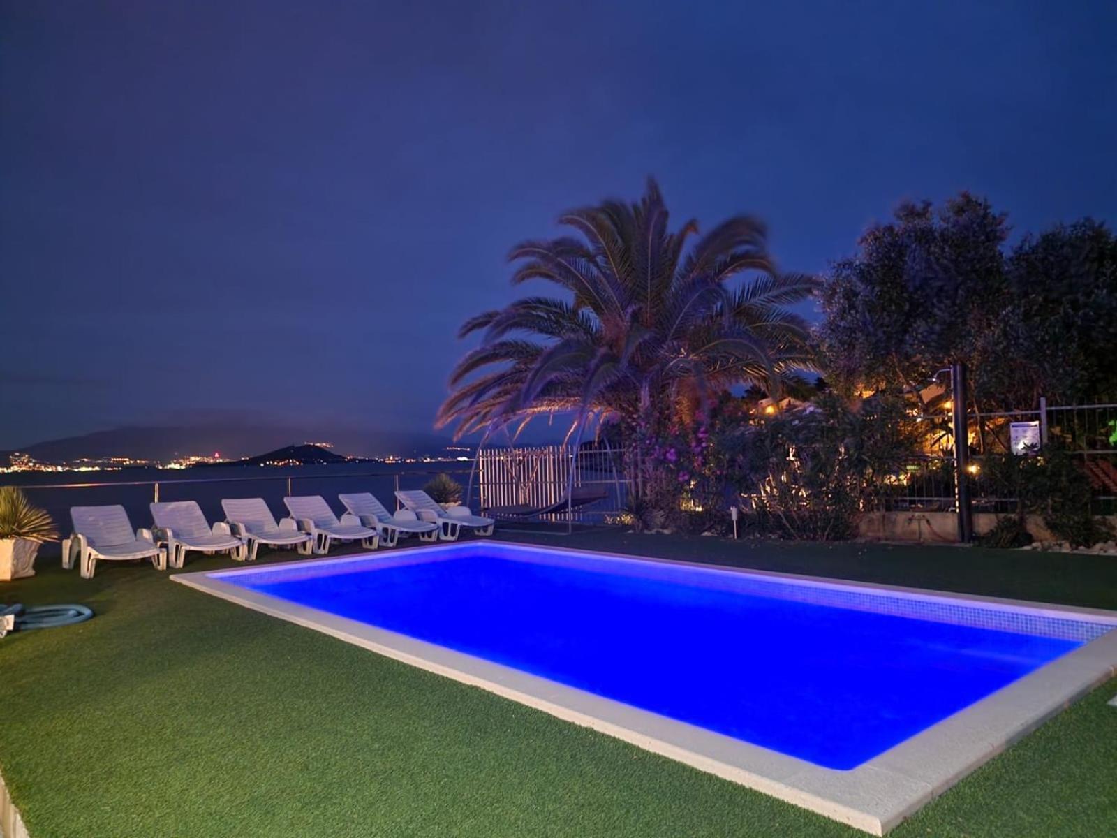 Villa Unique Sur La Plage Pour Des Vacances Inoubliables En Famille Ou Entre Amis Pour 10 Personnes Слатине Экстерьер фото