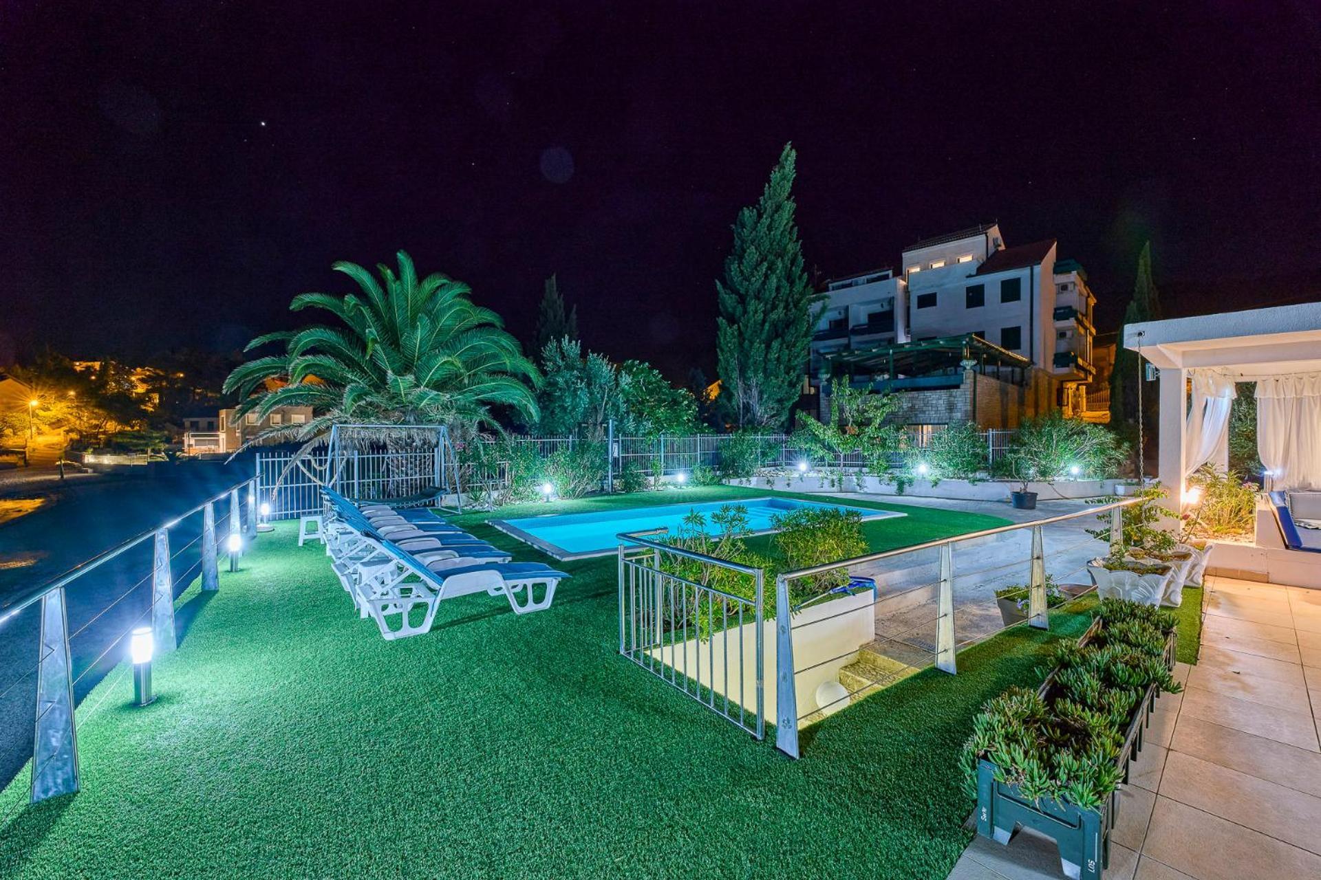 Villa Unique Sur La Plage Pour Des Vacances Inoubliables En Famille Ou Entre Amis Pour 10 Personnes Слатине Экстерьер фото
