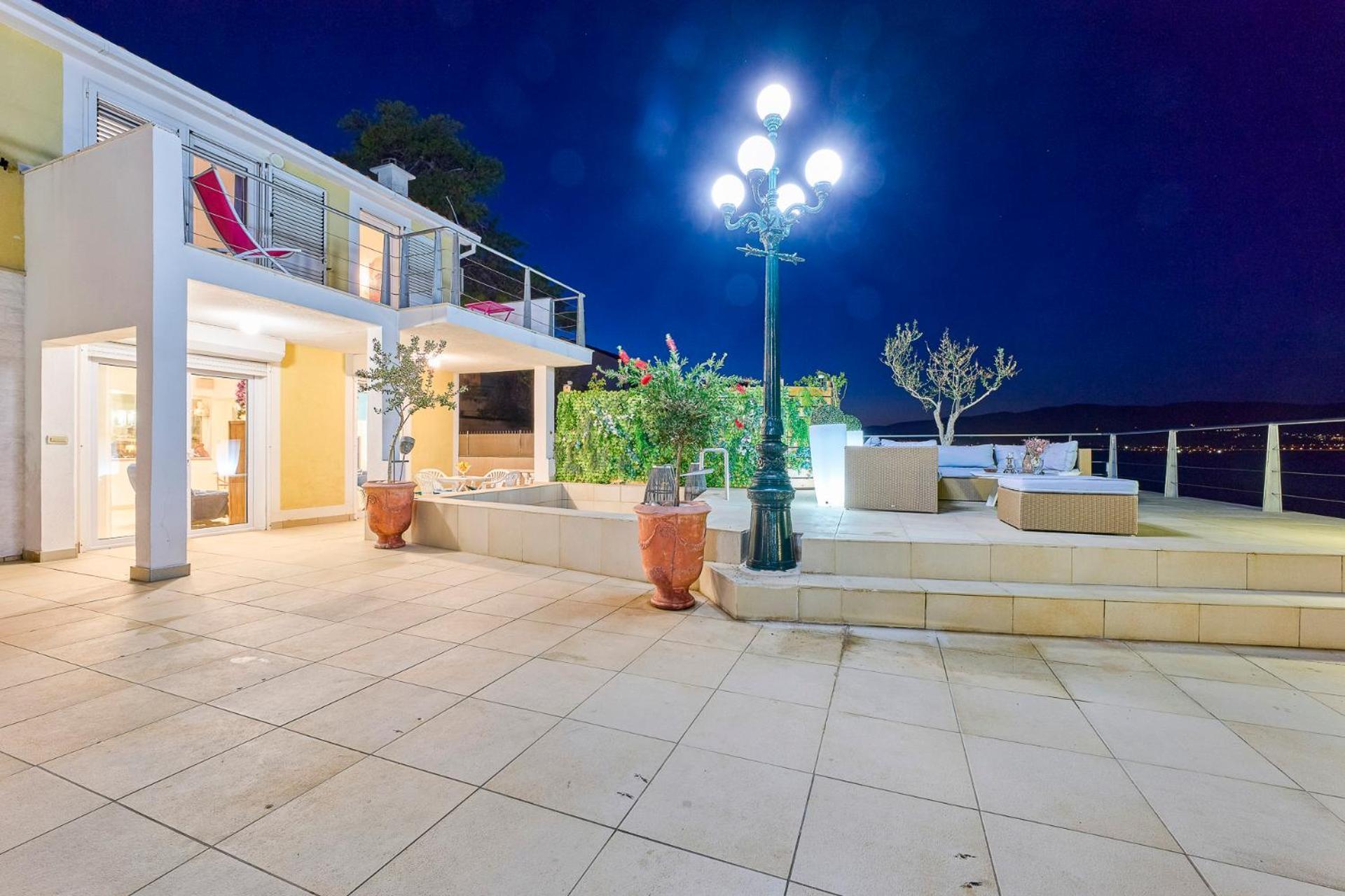 Villa Unique Sur La Plage Pour Des Vacances Inoubliables En Famille Ou Entre Amis Pour 10 Personnes Слатине Экстерьер фото