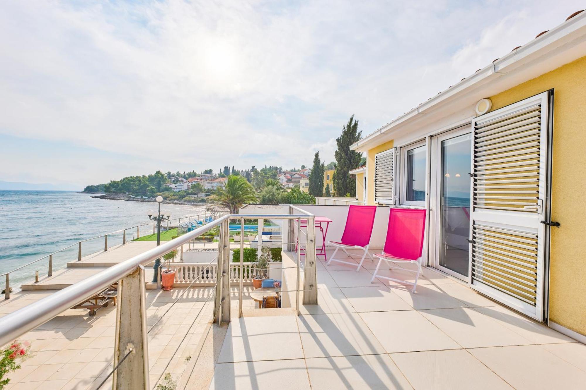 Villa Unique Sur La Plage Pour Des Vacances Inoubliables En Famille Ou Entre Amis Pour 10 Personnes Слатине Экстерьер фото