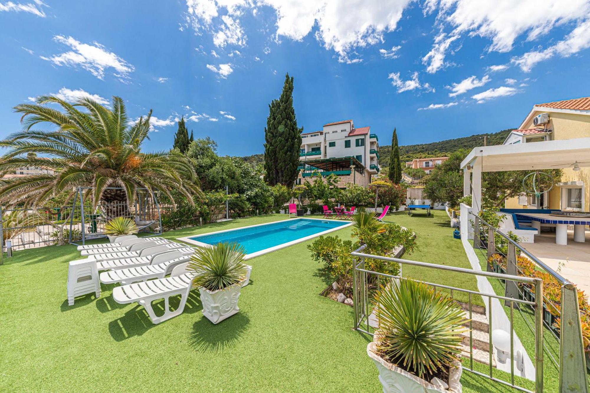 Villa Unique Sur La Plage Pour Des Vacances Inoubliables En Famille Ou Entre Amis Pour 10 Personnes Слатине Экстерьер фото