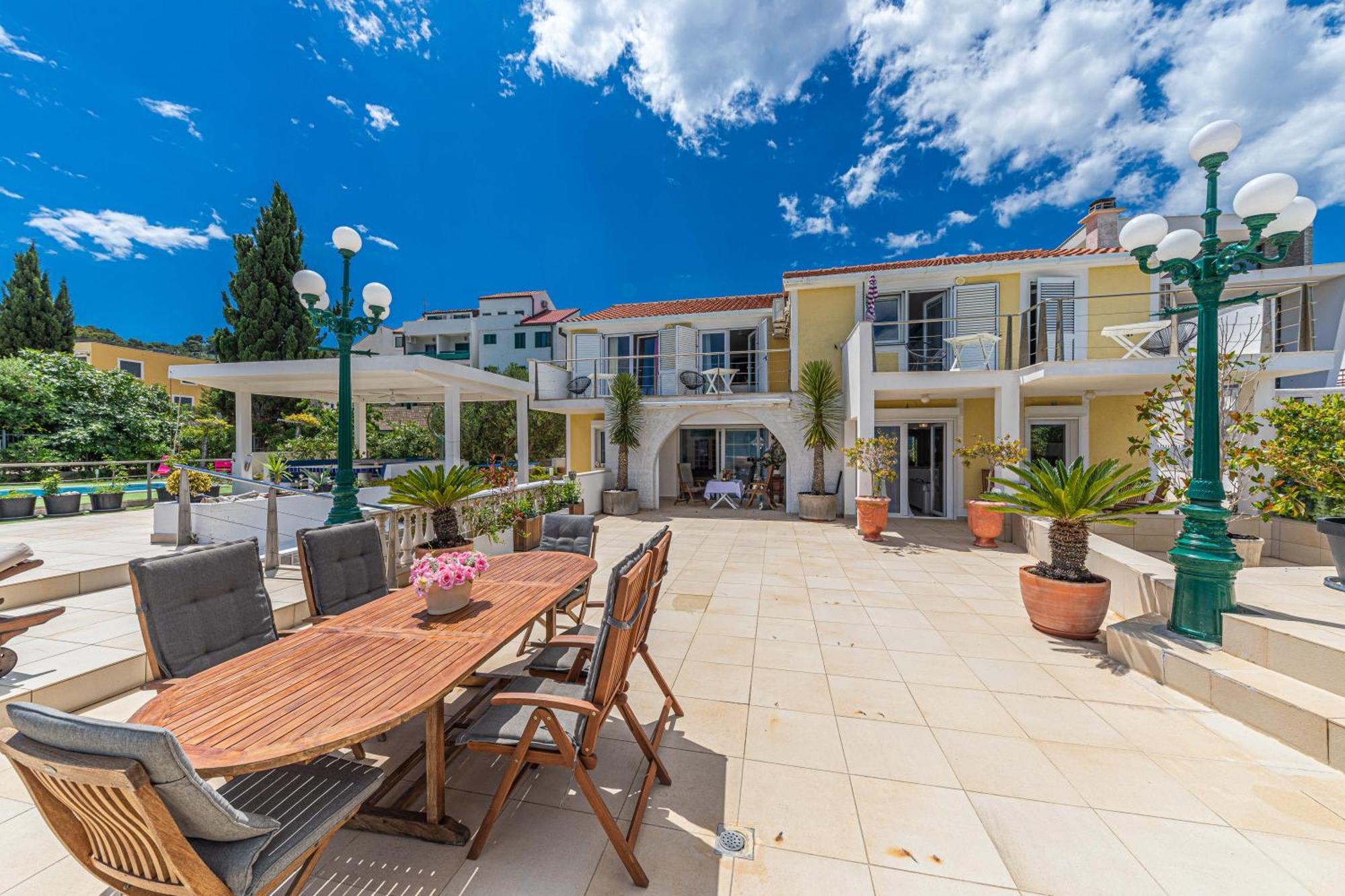 Villa Unique Sur La Plage Pour Des Vacances Inoubliables En Famille Ou Entre Amis Pour 10 Personnes Слатине Экстерьер фото